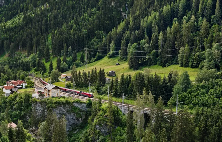 Bahnhof Strengen an der Ostrampe der Arlbergbahn.