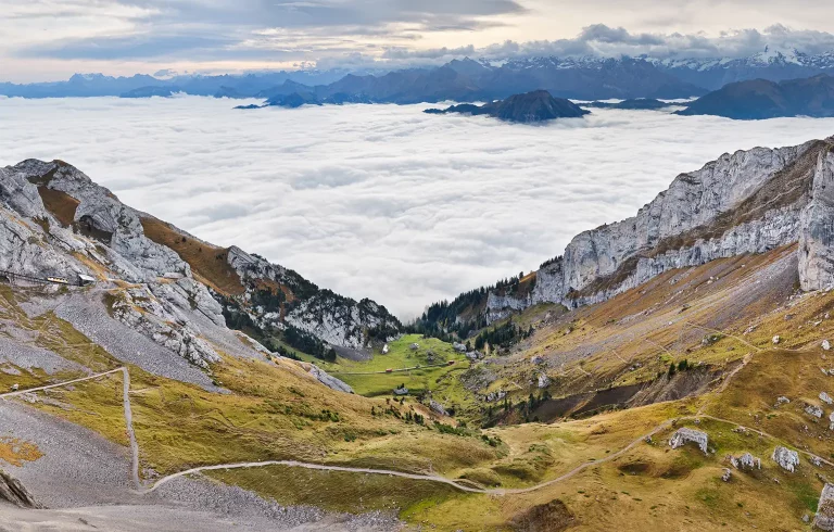 Pilatusbahn, Strecke der steilsten Zahnradbahn auf den Pilatus. Darunter das Nebelmeer über dem Alpnachersee und Vierwaldstätter See.