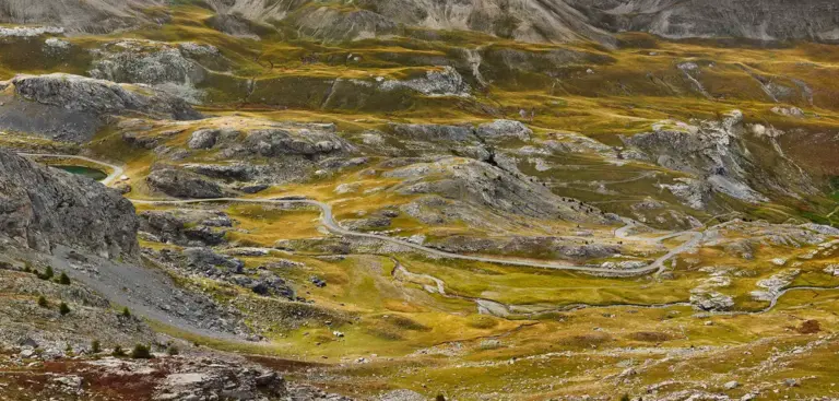 Straße auf der Nordseite zum Col de la Bonette Alpenpass in den französischen Seealpen