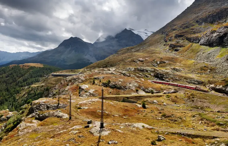 Zug der Berninabahn nahe der Scala Schleife am Bernina Pass.