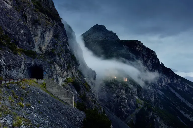 Festungstürme auf der Passhöhe des Passo Torri di Fraele sind in Wolken gehüllt