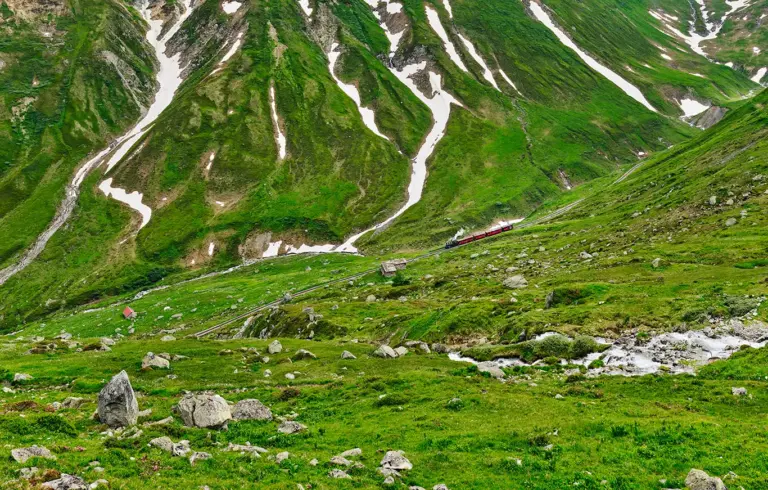 Dampfzug auf der Furka Bergstrecke unterhalb des Furka Scheiteltunnel