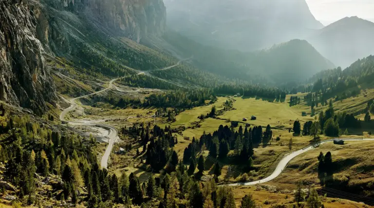 Strasse des Alpenpass Grödner Joch unterhalb des Langkofel Berg in Südtirol