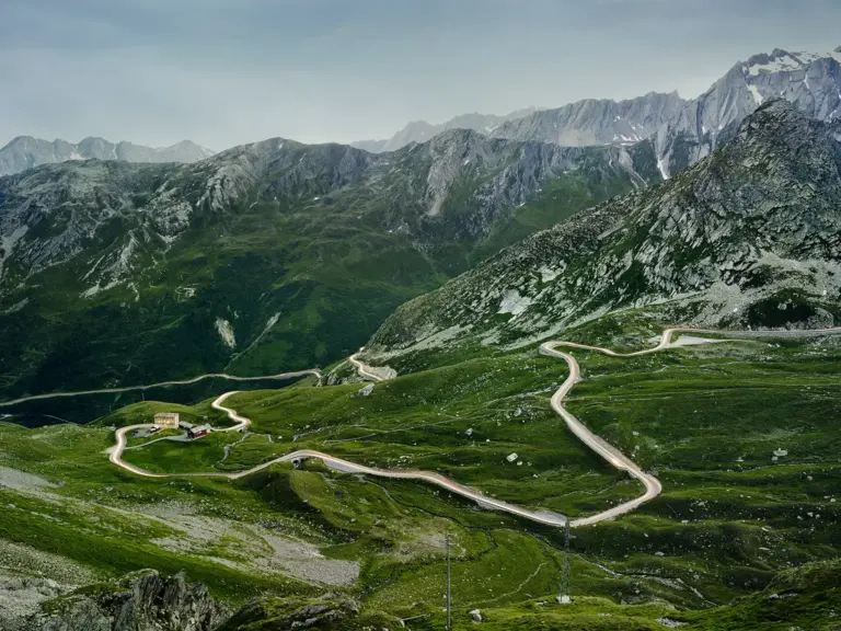 Südrampe des Grossen Sankt Bernhard Pass am frühen Abend