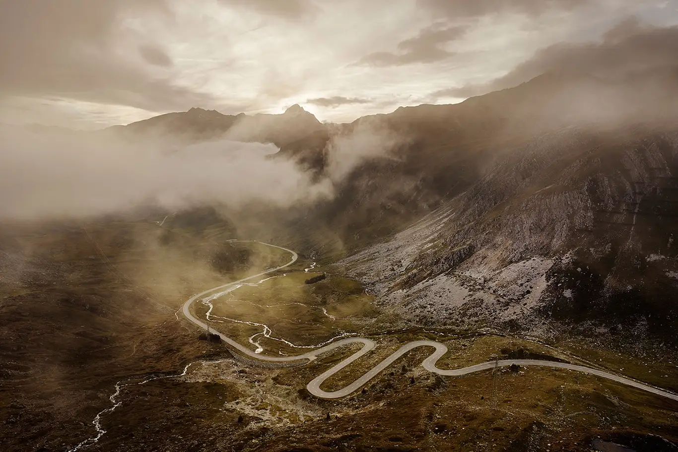 Westrampe des Julier Pass im Abendlicht und Wolkenfetzen