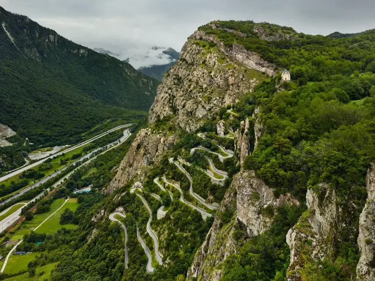 Die Serpentinen von Montvernier, eine Straße in der Maurienne zum Col de Chaussy