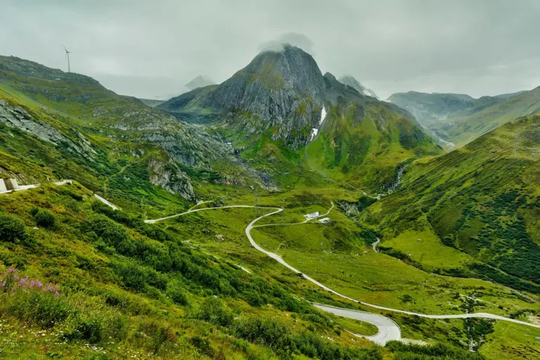 Strasse der Westrampe des Nufenen Pass und Fülhorn Berg in der Schweiz