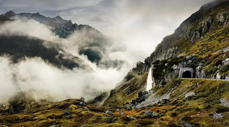 Westrampe des Sustenpass und Wasserfall in der Innerschweiz