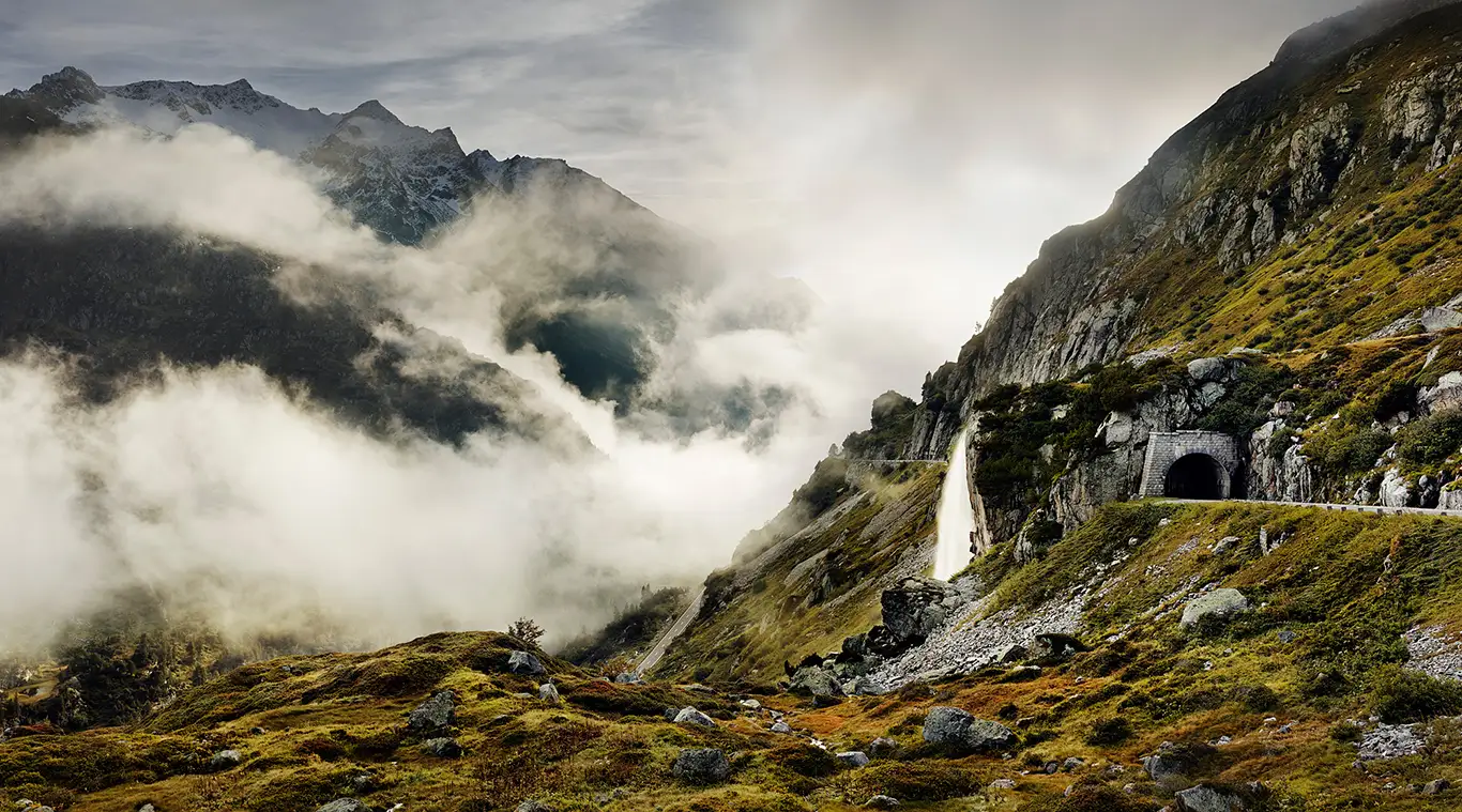 Westrampe des Sustenpass und Wasserfall in der Innerschweiz