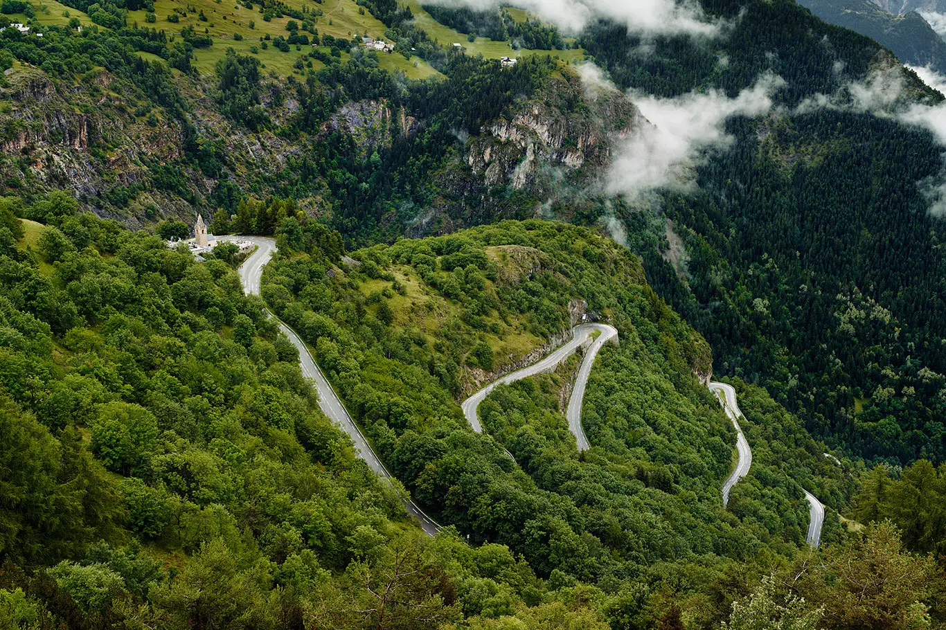 Strasse mit 21 Kehren nach  Alpe d'Huez in den französischen Alpen