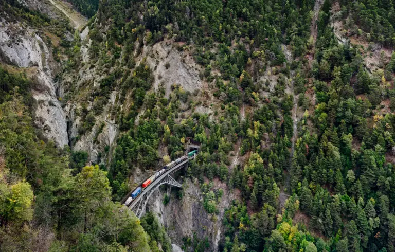 Auf dem Bietschtal Viadukt überquert ein Güterzug der Lötschbergbahn die gleichnamige Schlucht