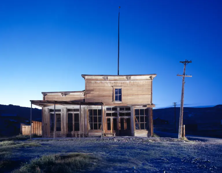 Holz Gebäude des Wheaton Hollis Hotel in der Dämmerung in der Ghost Town Bodie