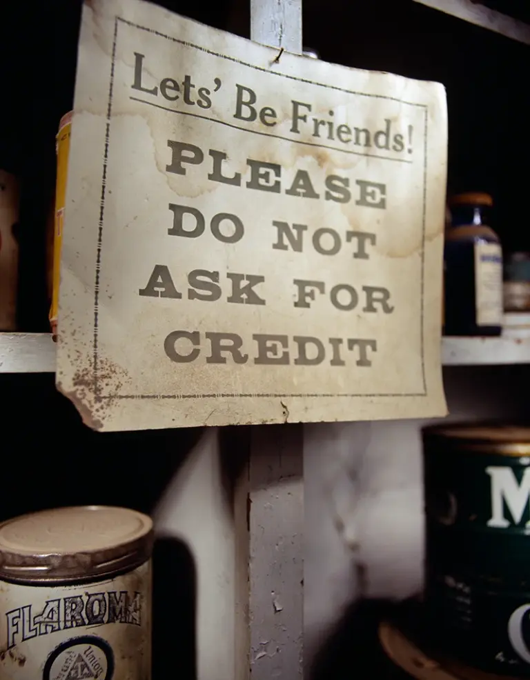 historischer Boone Store in Bodie mit einem Schild an einem Regal: let's be friends. Please don't aks for credit