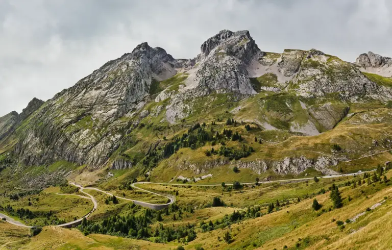 Straße der Südwestrampe am Col de la Colombière im Bornes-Massiv an der Route des Grandes Alpes