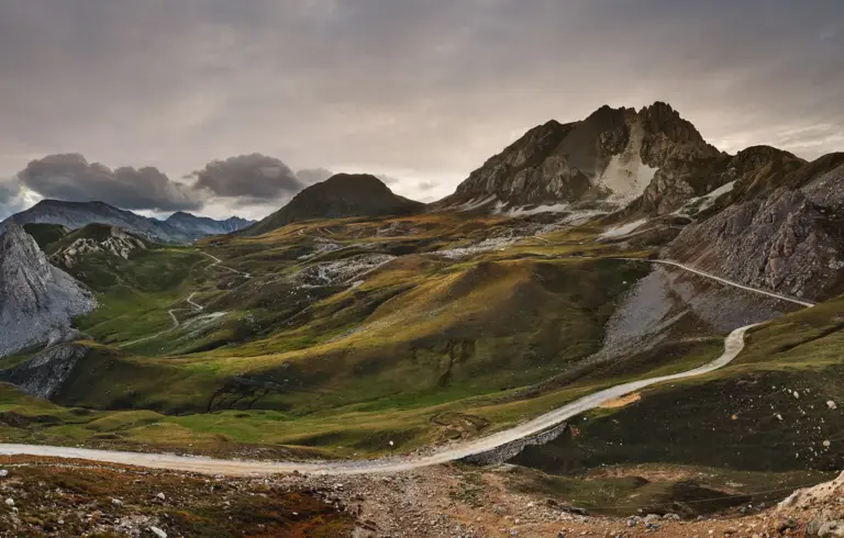 Schotterpiste des Alpenpass Colle Valcavera im Piemont in Italien