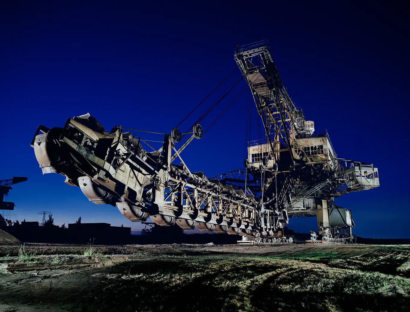 beleuchteter Braunkohlebagger in der Nacht in Ferropolis