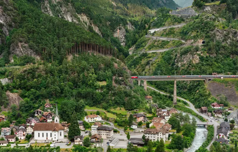 Zug auf der Gotthardbahnstrecke an der Chärstelenbachbrücke in Amsteg 