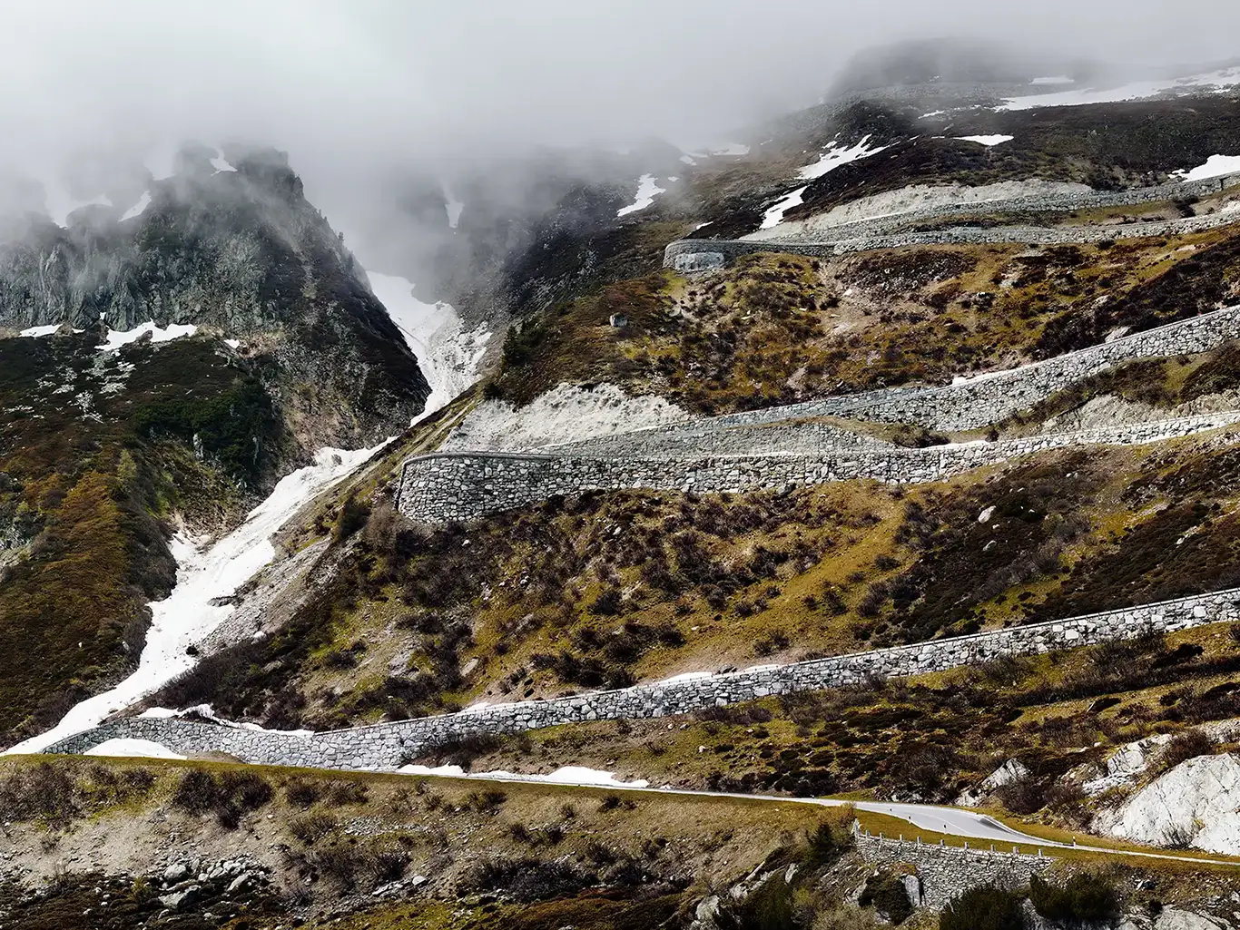Alpenpass und Straße des Grimsel Pass im Nebel
