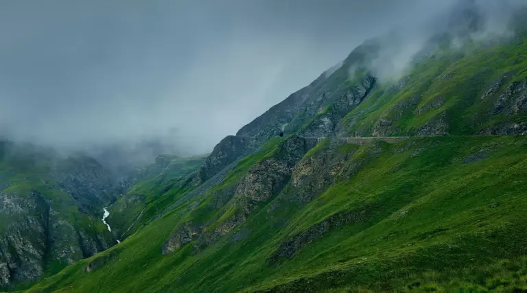 In Wolken gehüllter Alpenpass Col de l'Iseran