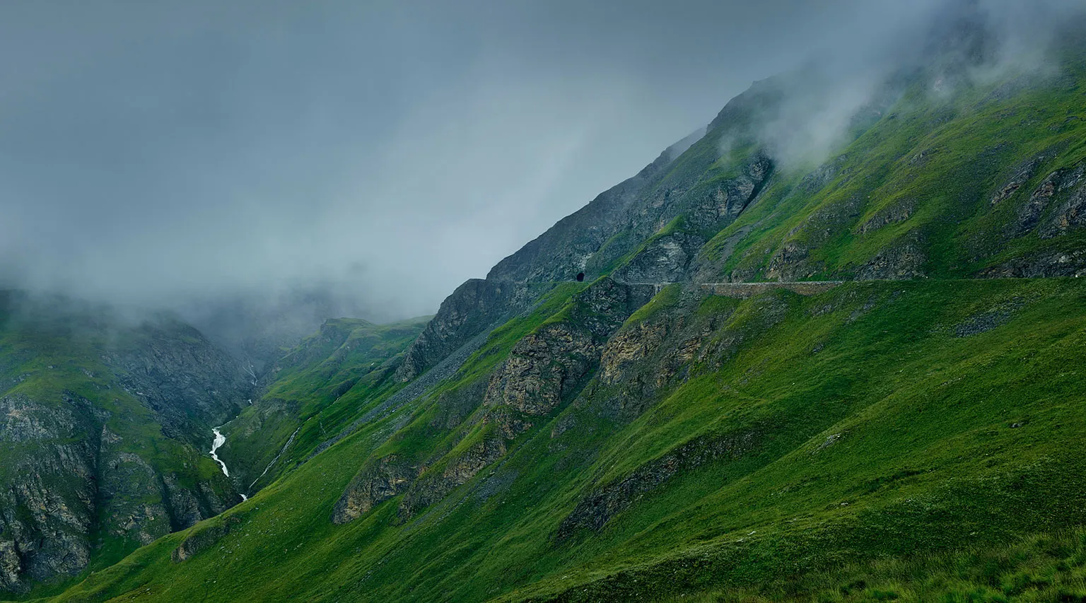 In Wolken gehüllter Alpenpass Col de l'Iseran
