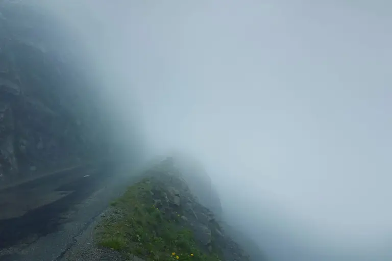 Straße am Abgrund am Iseran Pass im Nebel
