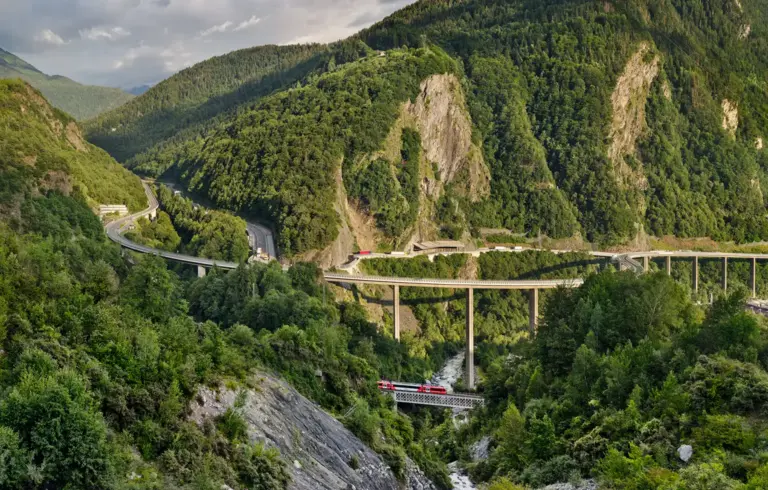 Zug des Mont Blanc Express im Arve Tal bei Chedde unterhalb der Brücke Viaduc des Egratz