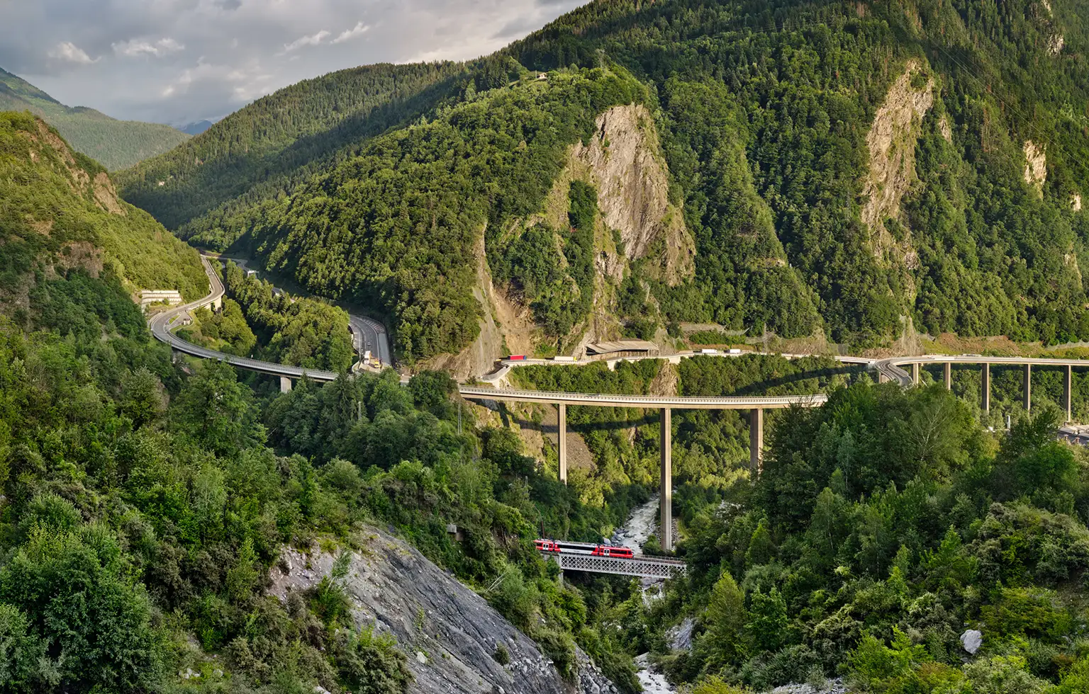 Zug des Mont Blanc Express im Arve Tal bei Chedde unterhalb der Brücke Viaduc des Egratz
