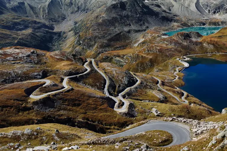 Nivolet-Pass-Straße mit Südrampe, Serpentinen und Stauseen im alpinen Nationalpark Gran Paradiso