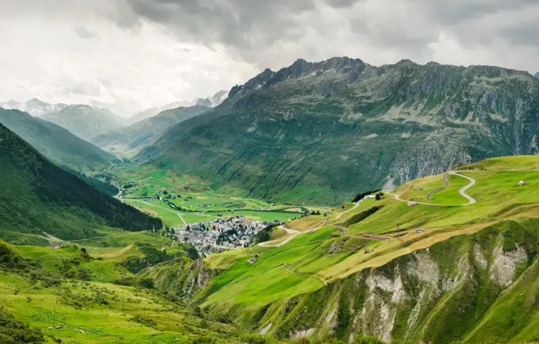 Zug auf der Bahnstrecke des Glacier Express am Oberalppass oberhalb von Andermatt, Schweiz