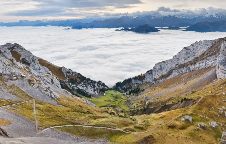 Strecke der Pilatusbahn hinauf zum Pilatus Kulm über einem Nebelmeer