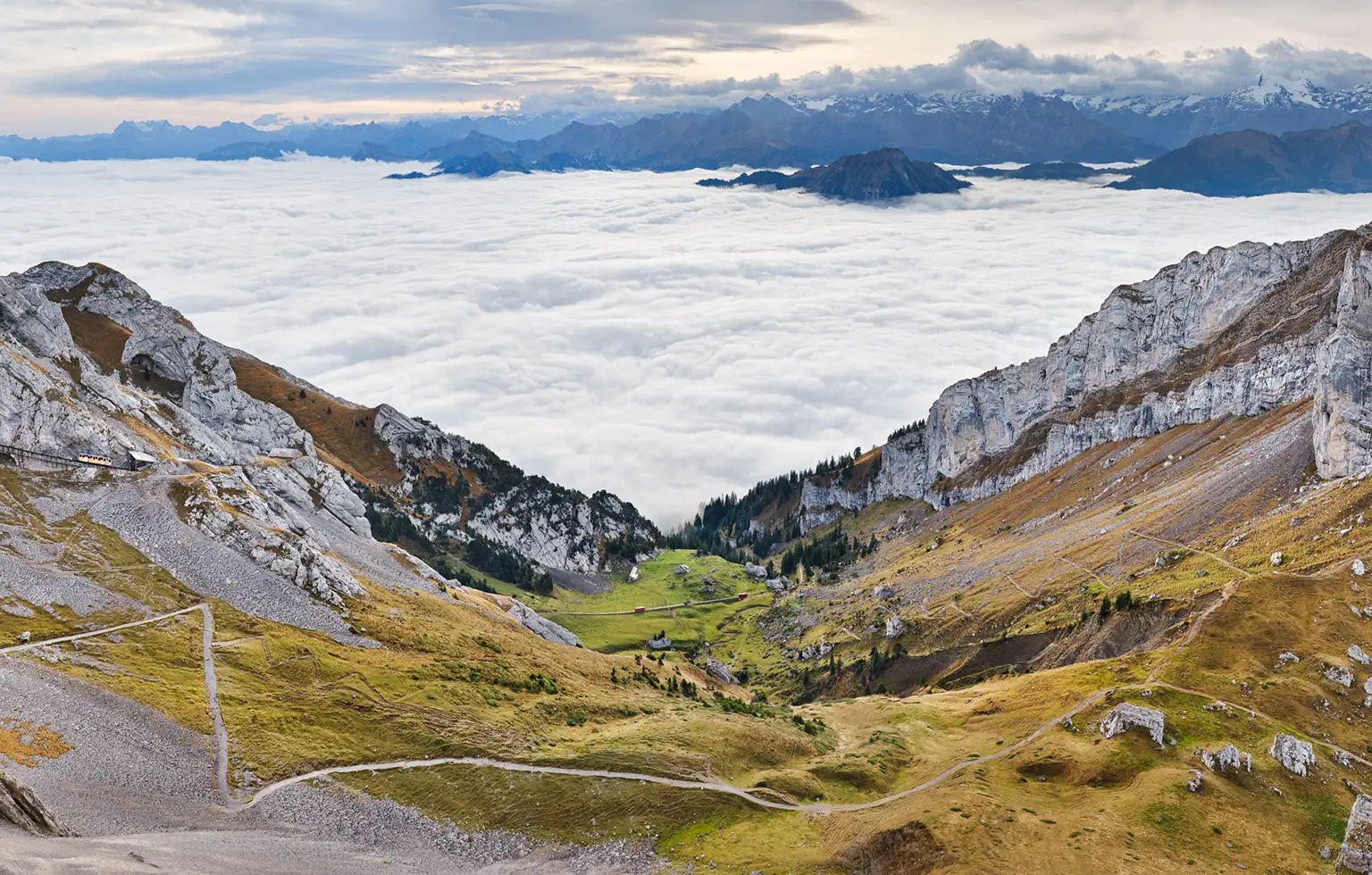 Strecke der Pilatusbahn hinauf zum Pilatus Kulm über einem Nebelmeer