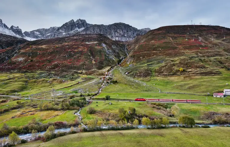 Regionalbahn der Matterhord Gotthardbahn zwischen Hospental und Realp im Kanton Uri, Schweiz
