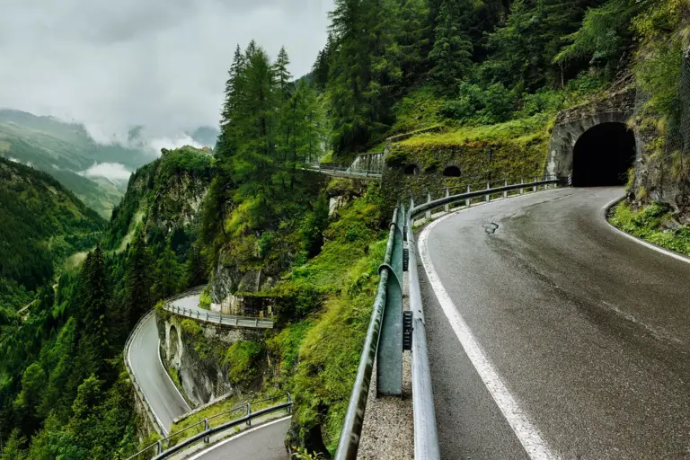 Südrampe des Splügenpasses mit Kehren, Tunneln und Galerien, fotografiert von der Straße aus