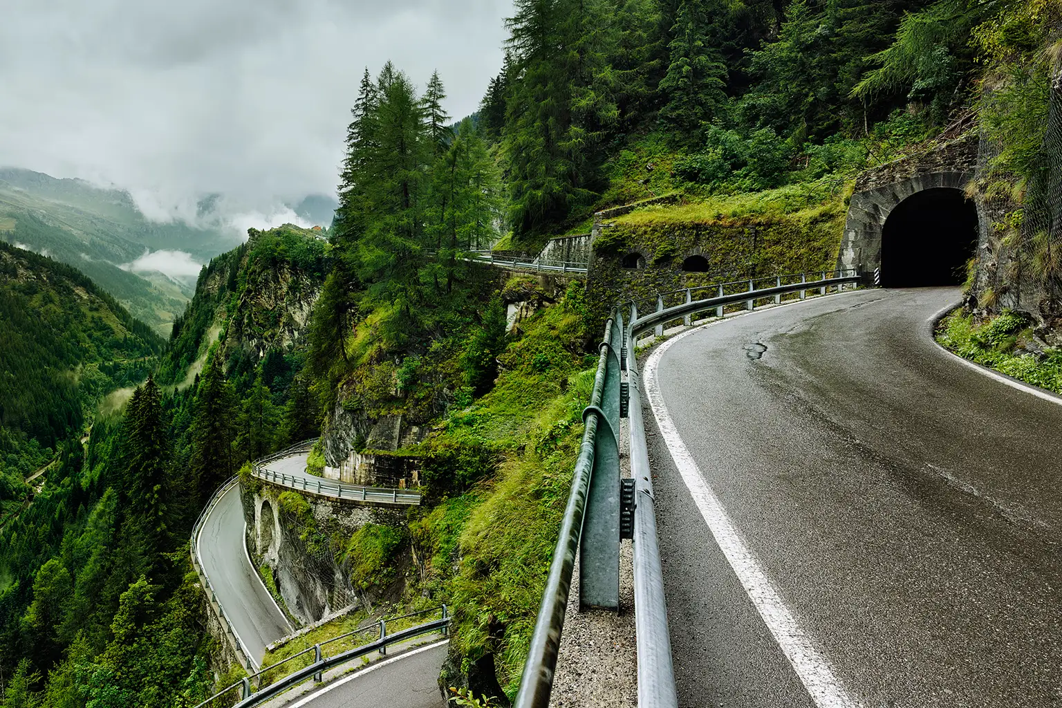 Südrampe des Splügenpasses mit Kehren, Tunneln und Galerien, fotografiert von der Straße aus