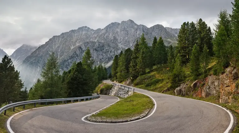 Kurve des Alpenpass Staller Sattel in Südtirol