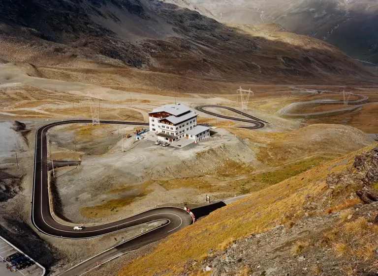 Kurvige Straße auf der Passhöhe des Stilfser Joch