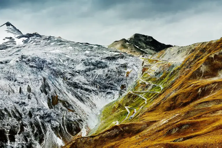 Ostrampe der Stilfser-Joch-Straße mit 48 Serpentinen in herbstlicher, alpiner Hochgebirgslandschaft