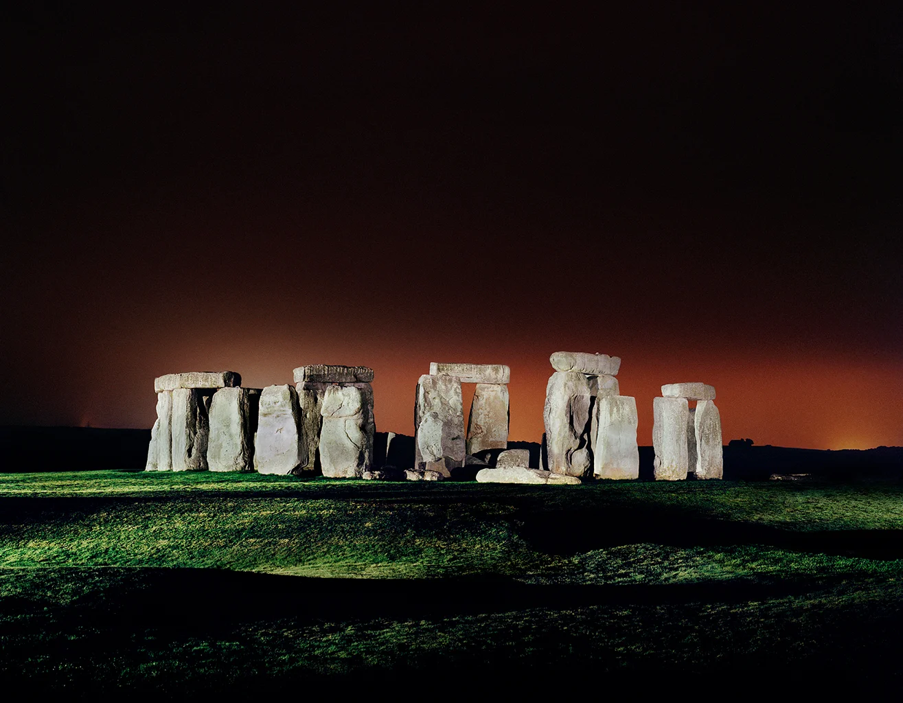Nachtaufnahme des prähistorischen Steinkreises von Stonehenge in Südengland.