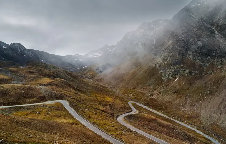 Nordwestrampe des Timmelsjoch (Passo del Rombo) kurz vor der Passhöhe im Timmelstal mit Serpentinen im alpinen Gelände zwischen Österreich und Italien, teilweise im Nebel.