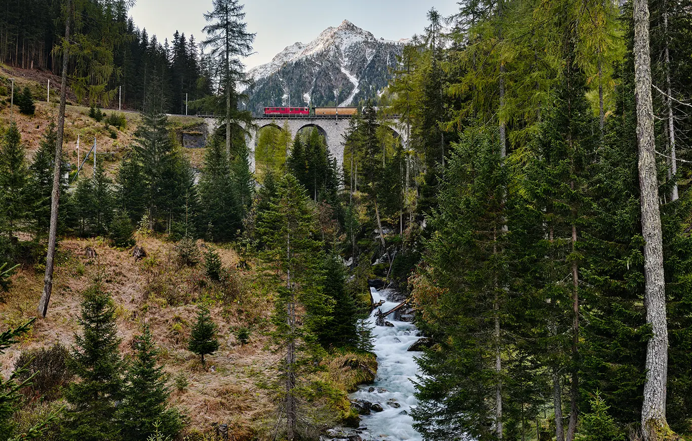 Güterzug fährt auf den Albulaviadukt III auf der Albulabahn