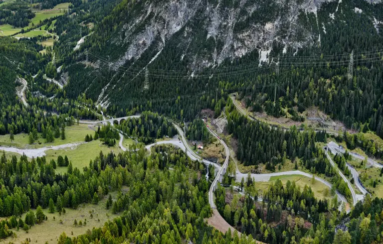 Alubulapass und Bahnstrecke der Albulabahn auf der Westrampe des Pass, Ansicht der Kreiskehrtunnel und Bahninfrastruktur