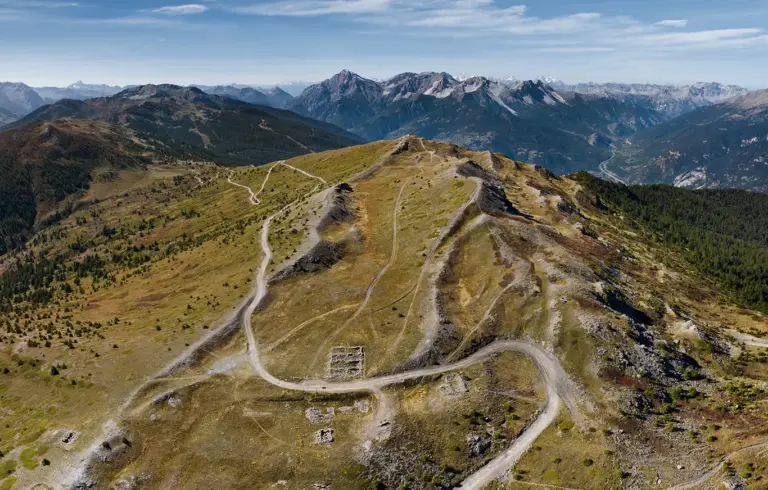 Drohnen Aufnahme der Assietta Kammstraße über den Monte Genevris im Piemont, Italien