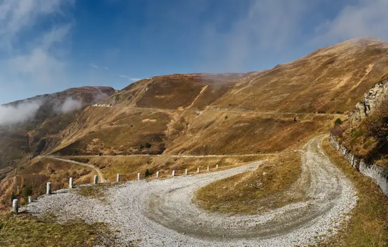 Haarnadelkurve an der Brenner-Grenzkammstraße die vom Eisacktal zum Grenzkamm führt