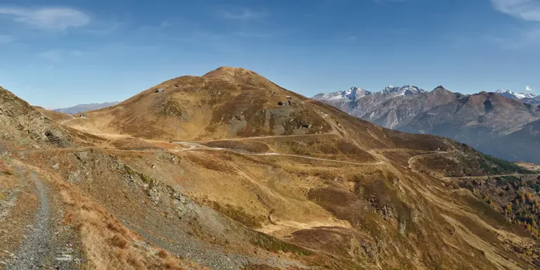 die Straße zieht sich aus dem Eisacktal den Berg hinauf; kurz unter dem Sandjöchl-Pass am Hohen Lorenzenberg führt sie weiter, dem Kamm entlang