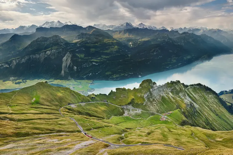 Verlauf der Bahnstrecke der Zahnradbahn auf das Brienzer Rothorn, Blick über den Brienzer See und den Hauptkamm der Berner Alpen mit Eiger, Mönch und Jungfrau