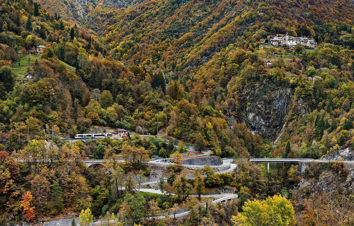 Blick auf die Bahnstrecke der Centovallibahn beim Bahnhof Palagnedra im Schweizer Kanton Tessin in herbstlichen Farben