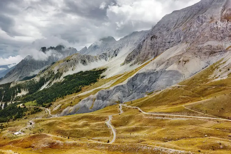 Passstraße der Südostrampe des Col des Champs durch eine karge Hochgebirgslandschaft