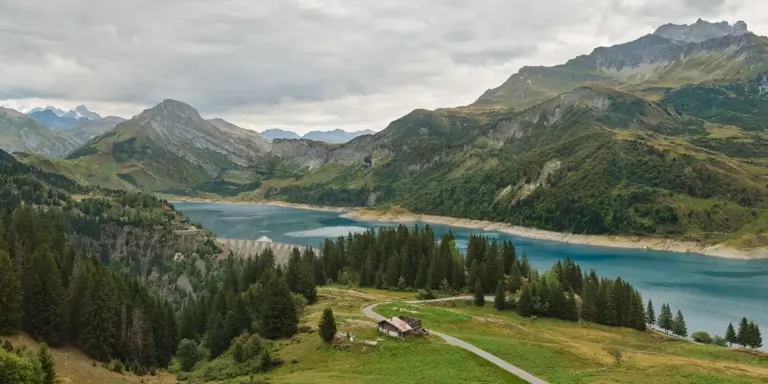 Passstrasse des Col du Pré hinunter zum Stausee Lac de Roseland 
