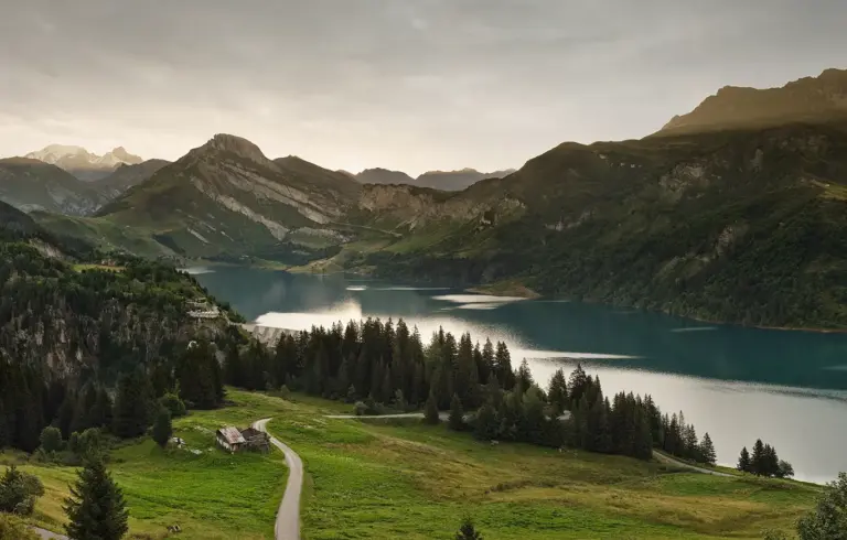 Ansicht der Straße des Col du Pré hinunter zum Stausee Lac de Roseland im Beaufortain, Frankreich