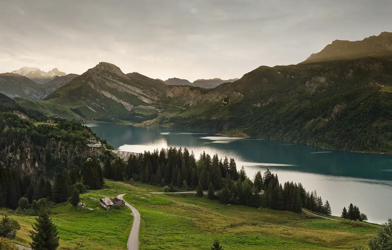 Ansicht der Straße des Col du Pré hinunter zum Stausee Lac de Roseland im Beaufortain, Frankreich
